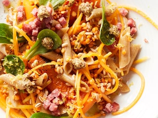 Salade tiède de penne à l’épeautre, butternut, lentilles et collier d’Ardenne