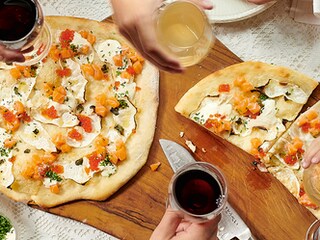 Witte pizza met drie soorten zalm