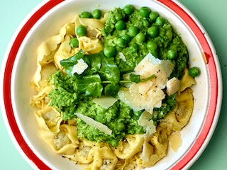 Tortellinis au jambon, sauce aux petits pois mi-cuits