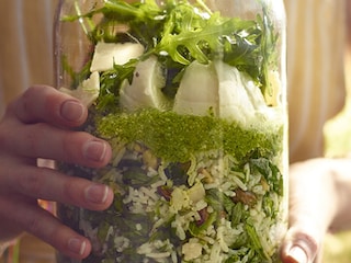 Salade de riz aux herbes, pesto d’épinards, roquette et mozzarella