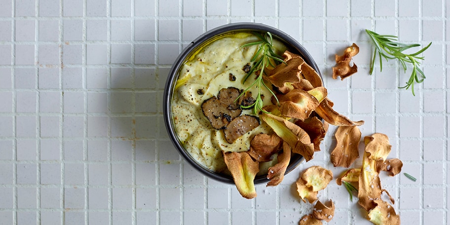Chips de panais et dip de céleri-rave rôti à la truffe