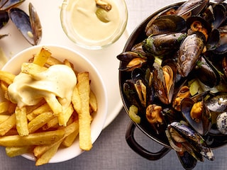 Moules au vin blanc, frites et mayonnaise maison