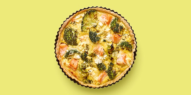 Easy quiche met zalm, feta en broccoli