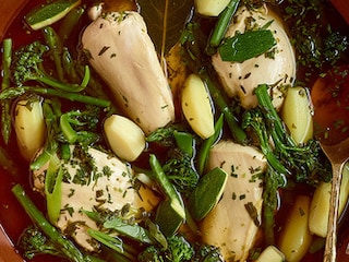 Chapon cuit à la nage au vin blanc et estragon, légumes verts et pommes de terre