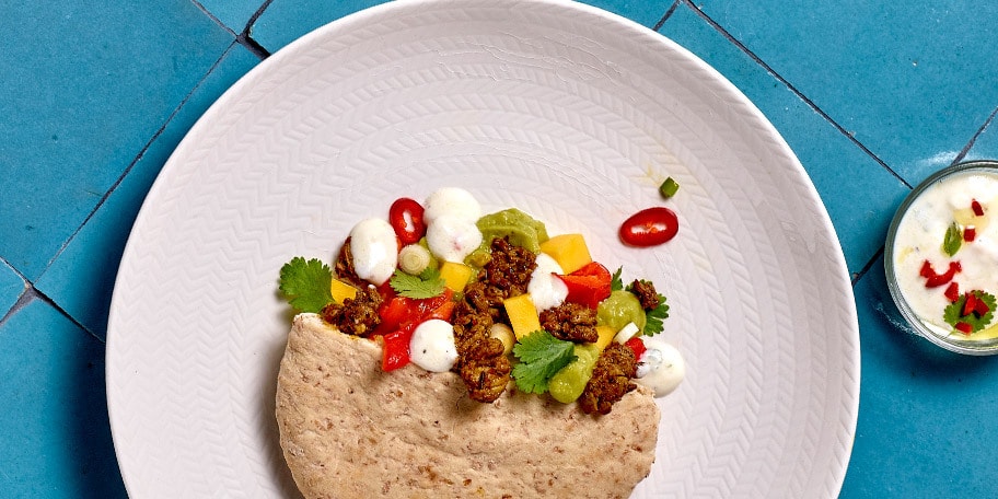 Gemarineerde rundspita met knoflooksaus en salade van geroosterde paprika’s met mango