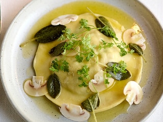 Ravioli met knolselder, champignons en salie