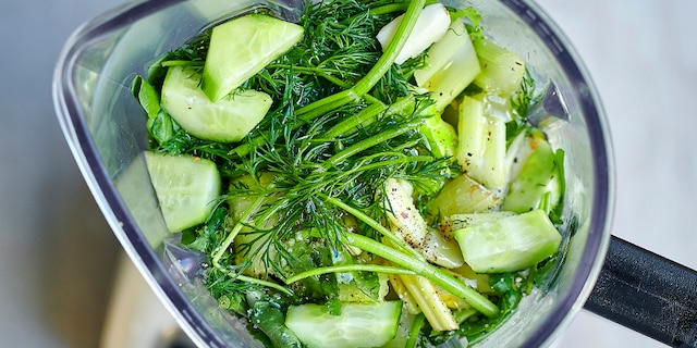 Komkommergazpacho met waterkers