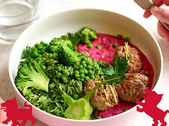 Taboulé de riz aux boulettes, légumes et sauce betterave-yaourt