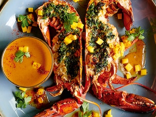 Homard grillé au beurre d’herbes et sauce bisque à la mangue