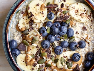 Overnight oats met chia, wortel- en rodebietensap met kurkuma