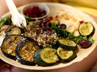 Oosterse salade van linzen en parelcouscous met groenten uit de oven