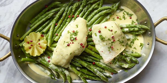 Filets de turbot aux asperges, sauce mousseline au champagne
