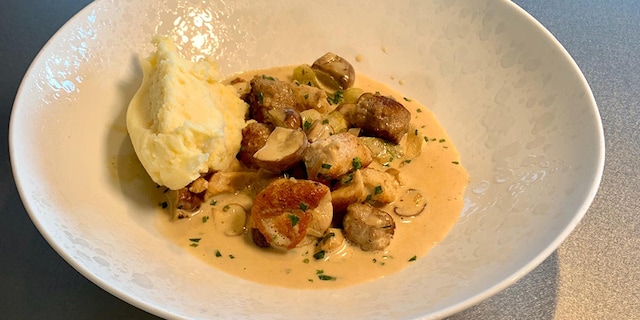 Dés de poulet et boulettes à l’estragon, purée de pommes de terre