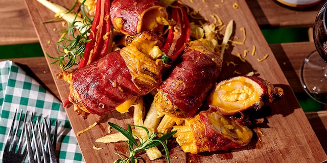 Kiprolletjes met cheddar, pastrami en minimais