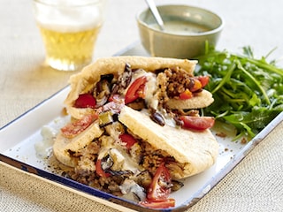 Pitas à la grecque au porc haché, aubergines rôties et sauce au yaourt