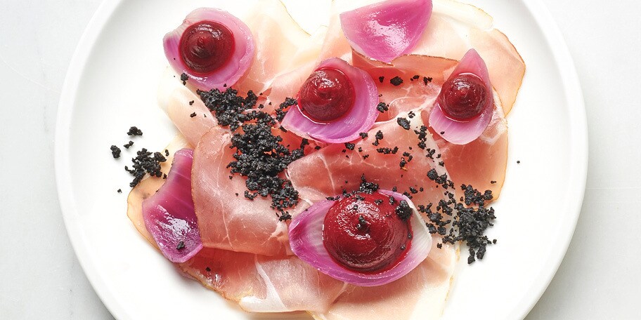 Ardense ham, rode uien met crème de cassis en rodebietenpuree