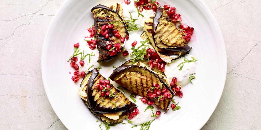 Roulades d’aubergines à l’halloumi et sauce au yaourt