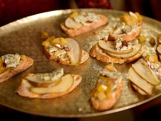 Toasts met blauwekaasboter, amandelen en perencompote