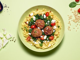 Boulettes aux fettuccine, tomates cerises, épinards et feta