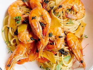 Spaghettis à l’ail avec gambas flambées au pastis