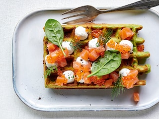 Groene wafels met gerookte zalm en bieslookroom