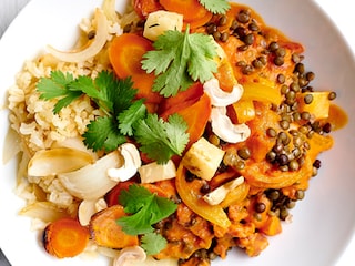 Curry de légumes et lentilles, riz sauté aux oignons et noix de cajou