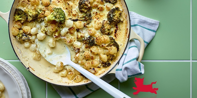 Gratin van homemade gnocchi met gegrilde broccoli en romige emmentalsaus