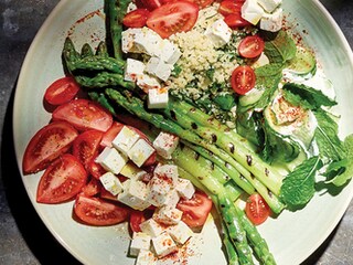 Gegrilde aspergesalade met feta, tomaten en bulgur