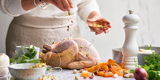 Pintadeau aux pistaches, aux figues et aux abricots