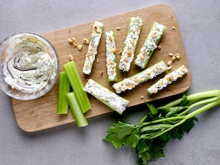 Bâtonnets de céleri au fromage frais et aux noisettes