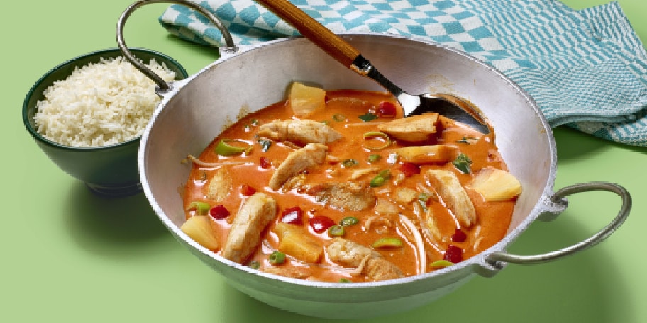 Wok van kip met rode curry en kokosmelk