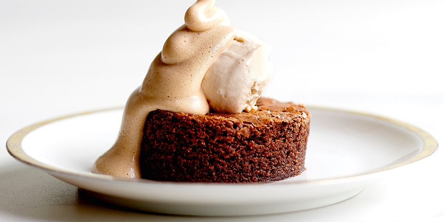 Gâteau au chocolat, glace au caramel et sabayon au café