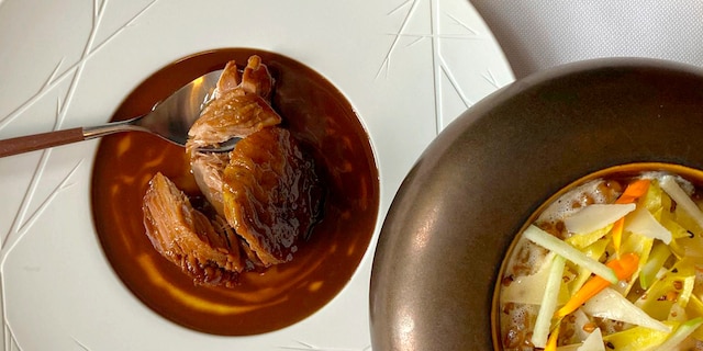 Gigot d’agneau “cuillère” et risotto d’épeautre aux cèpes, parmesan et chicons croquants