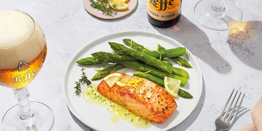 Zalm met groene asperges en citroen-dillesaus