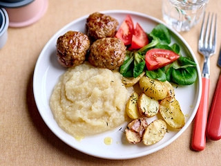 Gehaktballetjes met knolselder-appelmoes en ovenkrieltjes