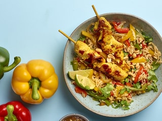 Brochettes de poulet et riz sauté aux poivrons  