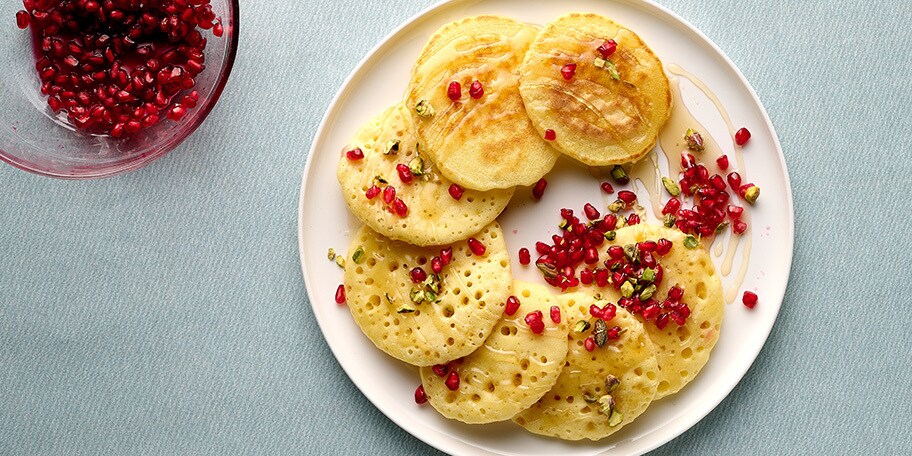 Baghrir met honing, pistachenoten en granaatappel