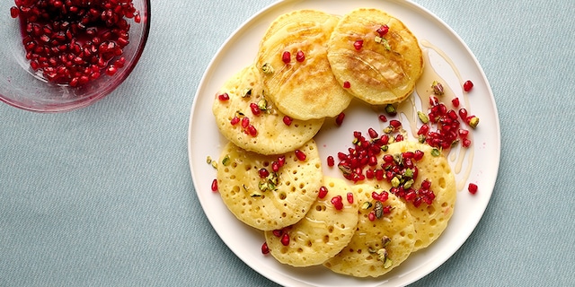 Baghrir met honing, pistachenoten en granaatappel