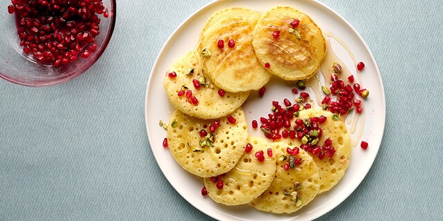 Baghrir met honing, pistachenoten en granaatappel