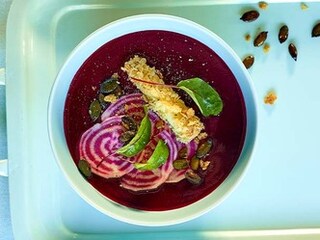Rodebietensoep met krokante feta