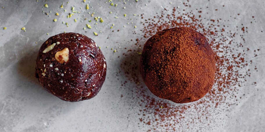 Power balls met dadels, cacao en amandelen
