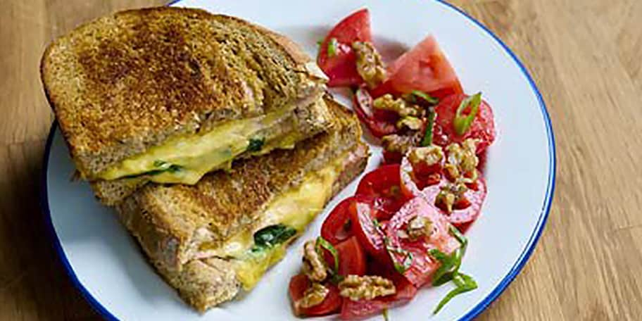 Croque-monsieur met spinazie en Gouda OudenDijk, tomatensalade