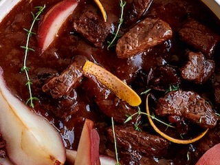 Ragoût de biche grand veneur, poires au vin