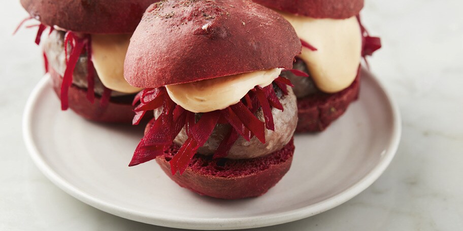 Rodebietburger met gembermayonaise