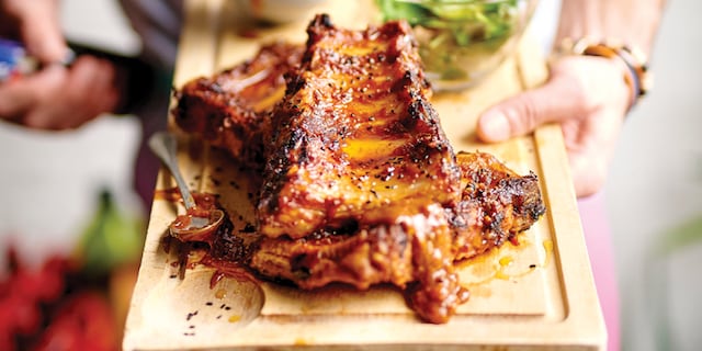 Gelakte spareribs met homemade hoisinsaus