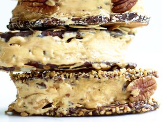 Ijssandwiches met mascarpone, karamel en pecannoten