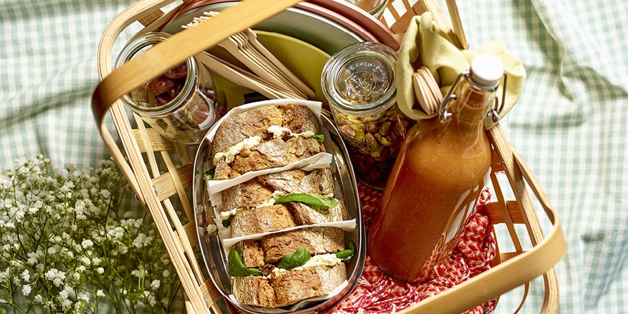 Express tomatengazpacho met basilicum en geitenkaas-tapenade-boterhammen