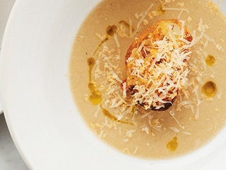 Soupe à l’oignon avec toast au levain, fromage d’abbaye et compote d’oignons