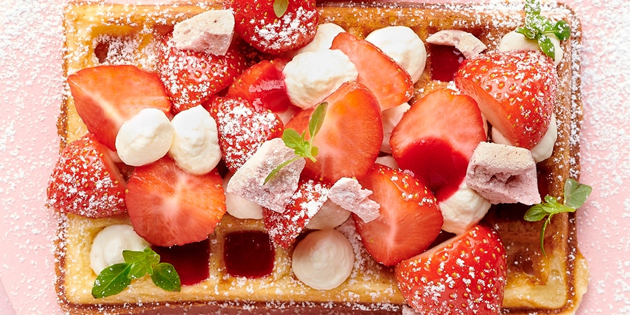 Brusselse wafel met aardbeien, frambozenmeringues en slagroom