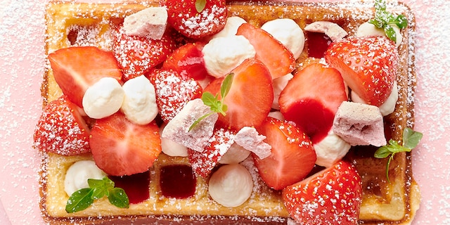 Brusselse wafel met aardbeien, frambozenmeringues en slagroom